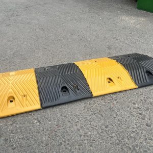Gờ giảm tốc cao su cao 5cm x W35 x H100cm mắt phản quang