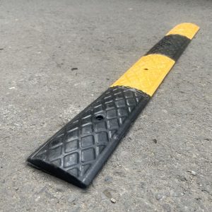 Gờ giảm tốc cao 2cm x W10 x L100cm cao su vàng đen
