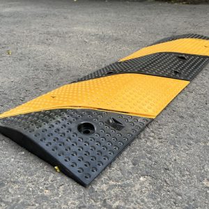 Gờ giảm tốc cao su cao 4cm x W30 x L1000mm Vàng đen chéo