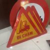 Biển cảnh báo xe nâng đi chậm tam giác 70cm decal phản quang mịn giá rẻ