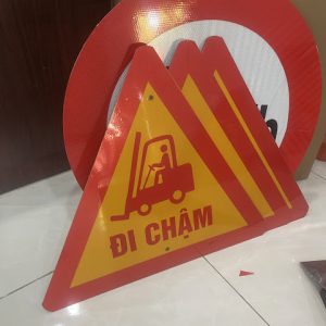 Biển cảnh báo xe nâng đi chậm tam giác 70cm decal phản quang mịn giá rẻ