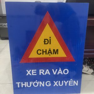 Biển báo đi chậm xe thường xuyên ra vào 70 x 90cm decal phản quang tổ ong