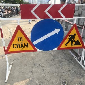 Biển cảnh báo công trình đang thi công